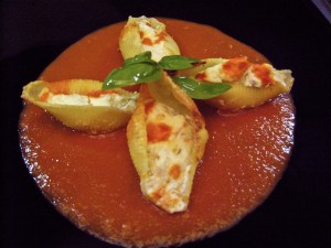 Conchiglioni ripieni di ricotta e fiori di zucca con salsa di pomodoro e basilico